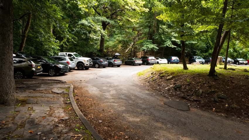 Heavy weekend parking congestion at the Mount Tammany trailhead