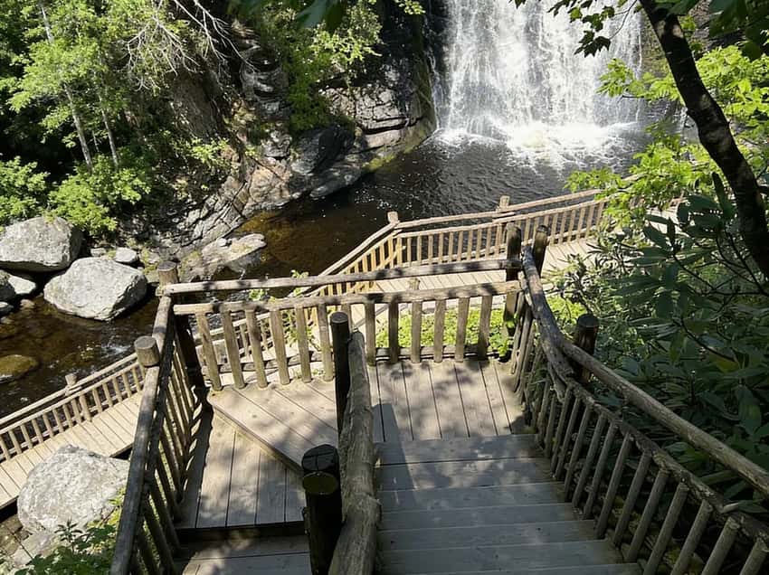 Boardwalks and waterfalls at Bushkill Falls